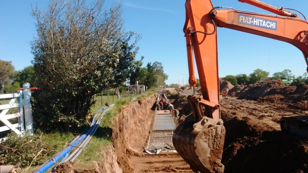 Canal pluvial de hormigón armado en construcción — Buenos Aires